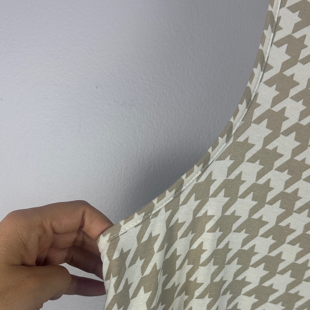 Cynthia Rowley Casual Tan & White Houndstooth Split Neck Tunic 1X Tank Top - Picture 4 of 8